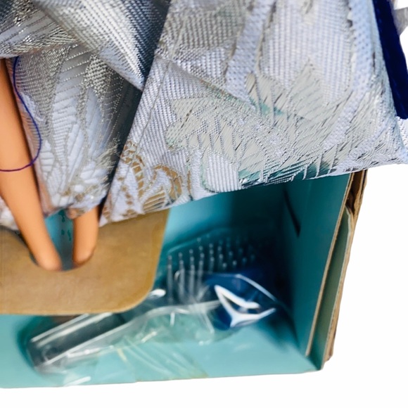 NRFB 1995 Winter Velvet Barbie Avon Exclusive - Picture 4 of 7